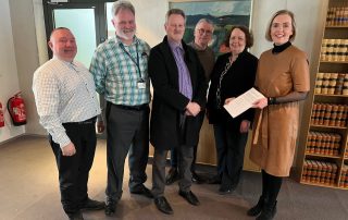 Forvarnarsamtök afhenda dómsmálaráðherra áskorun þann 14. mars 2024 um að staðinn verði vörður um lýðheilsu og einkaleyfi ÁTVR til smásölu áfengis. Frá vinstri: Aðalsteinn Gunnarsson, IOGT, Björn Sævar Einarsson, IOGT, Árni Einarsson, Fræðsla og forvarnir-félag áhugafólks um forvarnir og heilsueflingu, Árni Guðmundsson, Foreldrasamtök gegn áfengisauglýsingum, Hildur Helga Gísladóttir, SAFF-Samstarf félagasamtaka í forvörnum og Guðrún Hafsteinsdóttir, dómsmálaráðherra.